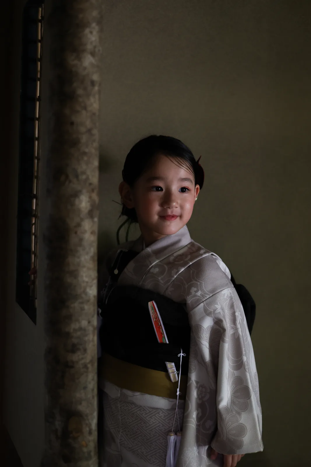 床柱のそばで微笑むお子さま