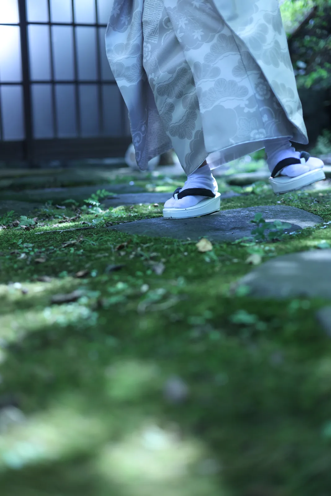 苔の飛び石を歩く草履の足もと