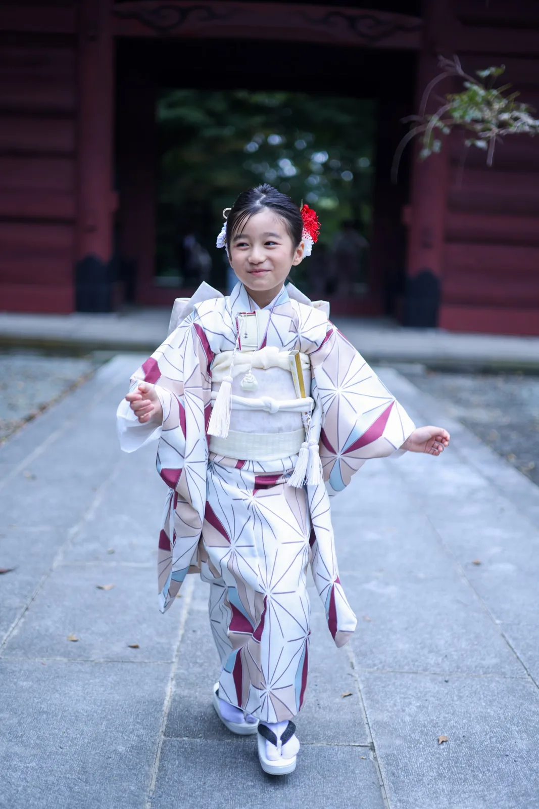 妙本寺の門の前の石畳を歩く、七五三の着物のお子さま
