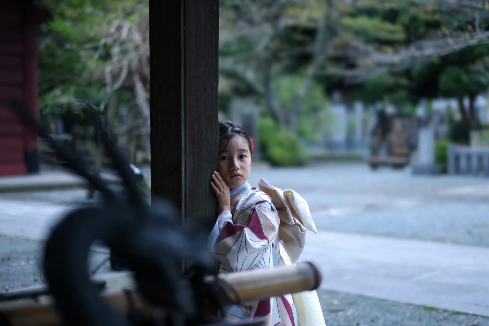 妙本寺のお堂の柱に寄りそう、七五三の着物のお子さま