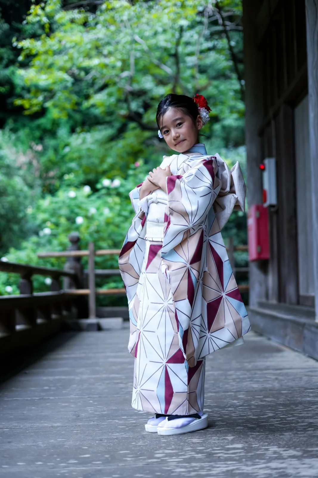 お堂の縁側に立つお子さま