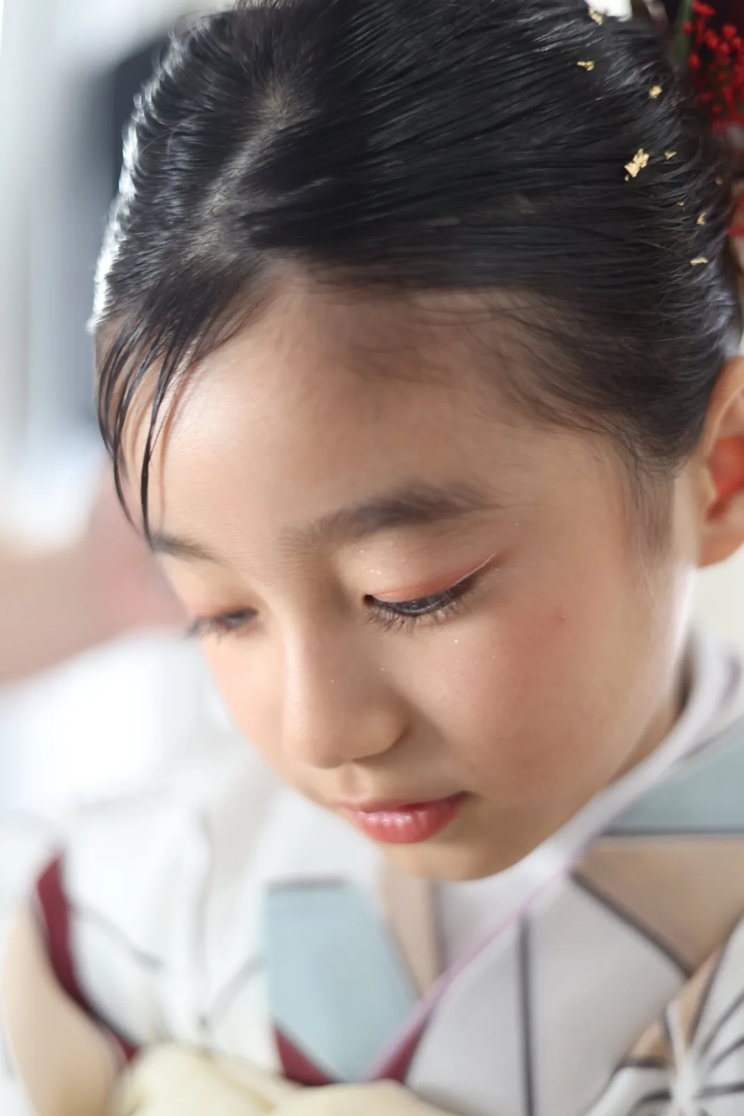 ヘアメイクを終えて、目をふせるお子さま