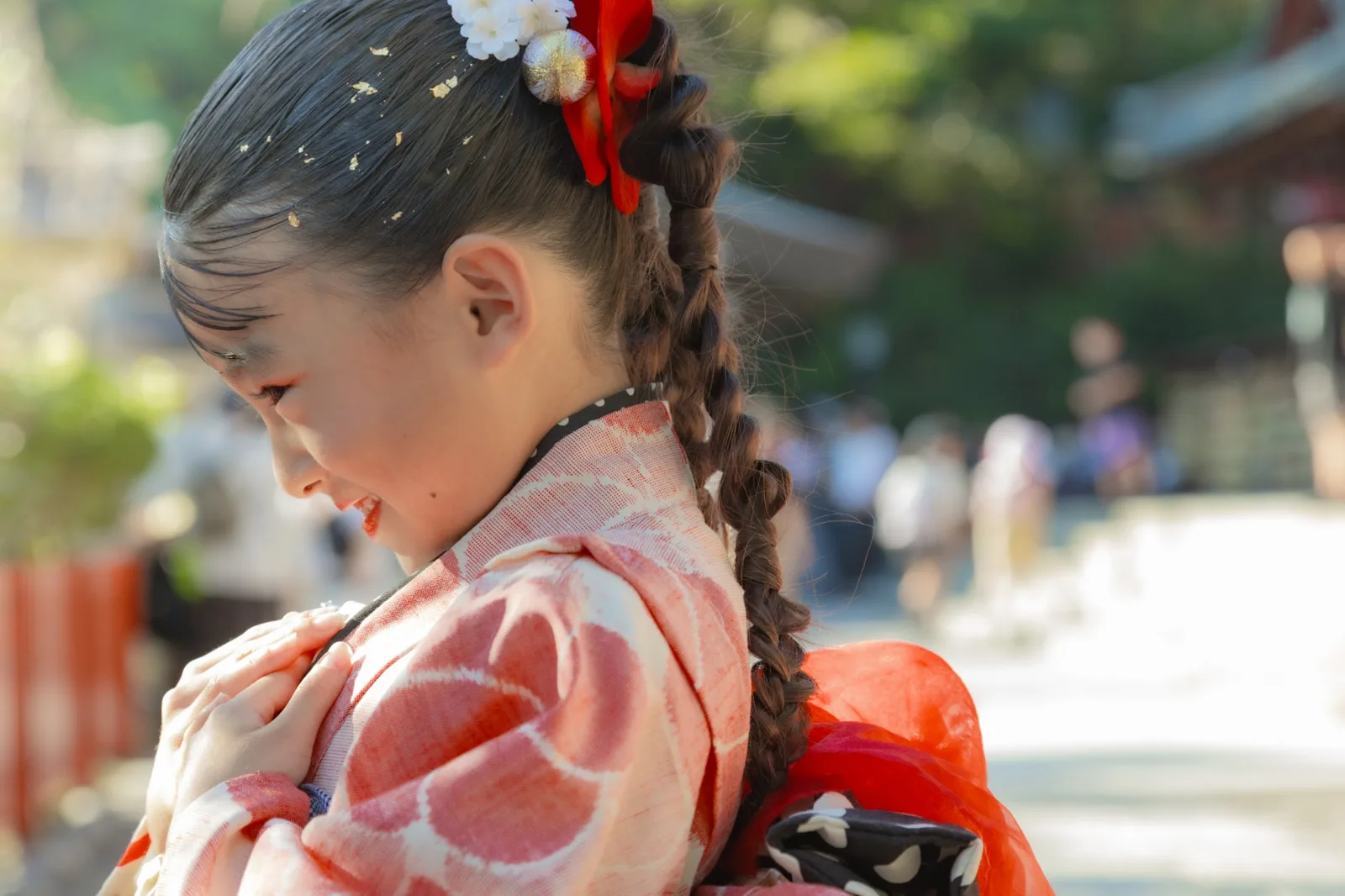 三つ編みの髪型で、七五三の着物を着たお子さまの横顔
