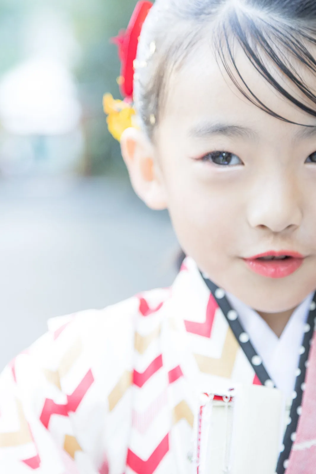 七五三の着物を着たお子さまの顔のアップ