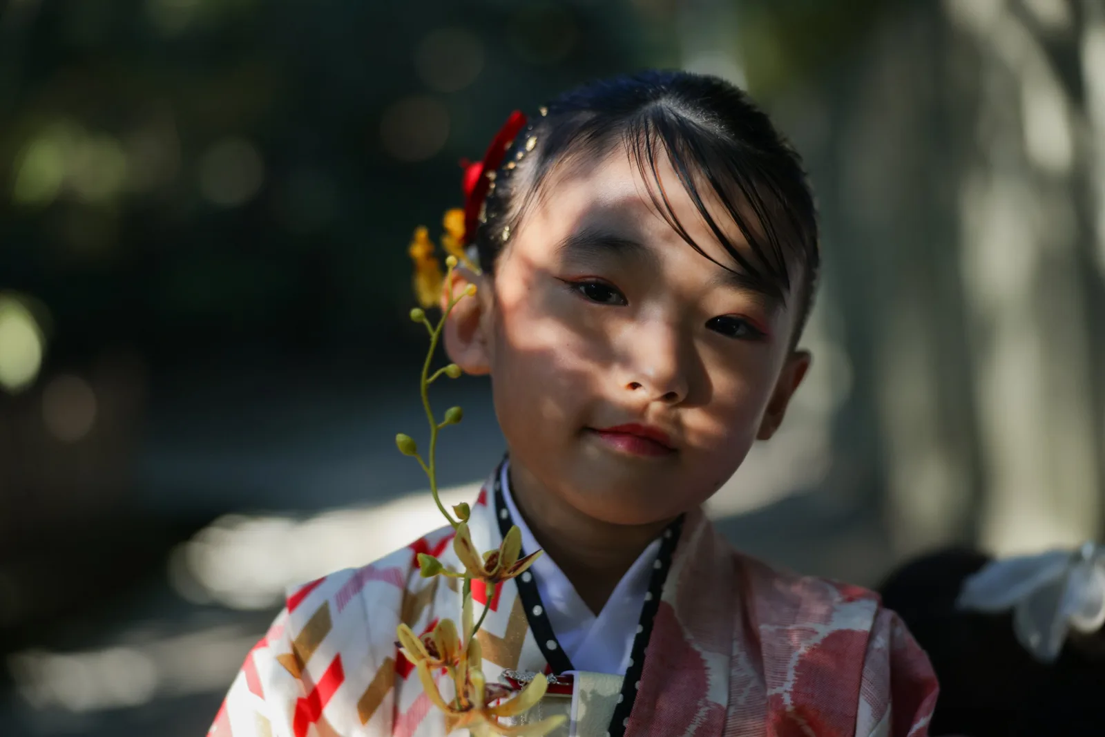 花を手に、こちらを見つめるお子さま